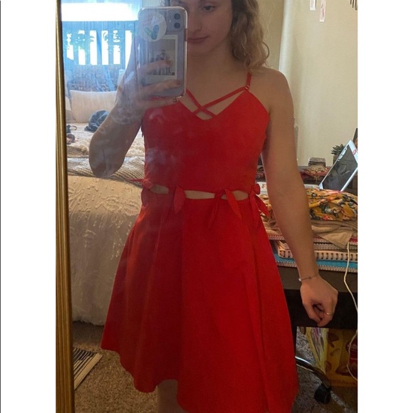 Red tie up mini dress - Picture 3 of 4